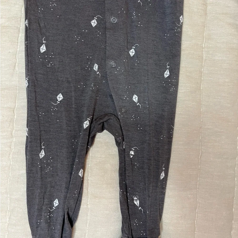 Modern Moments by Gerber Super Soft Gray Kite Print Footie Size 6-9 Months